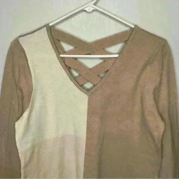 Love Ellie Sweater Womens Large White Tan Pink 
V Neck , Long Sleeve NWOT - Picture 2 of 8